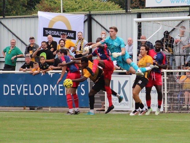 LocalBusDriver's tweet image. An entertaining match at The Stadium on Saturday afternoon,  saw @cheshuntfcscore defeat @hashtagutd 3-1 in the @IsthmianLeague Premier Division and go up to 5th in the table. A few photos now on Flickr.. flickr.com/gp/localbusdri…