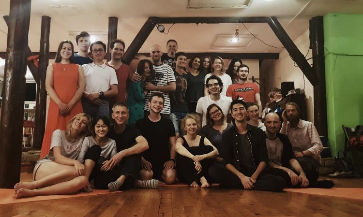 Я крайняя слева в первом ряду на одной из первых каддл-пати в Москве, летом 2018го года. Ноль нежелательных взаимодействий и ноль негативных эмоций от этого экпириенса. И нет, я не особо тактильный человек по жизни)