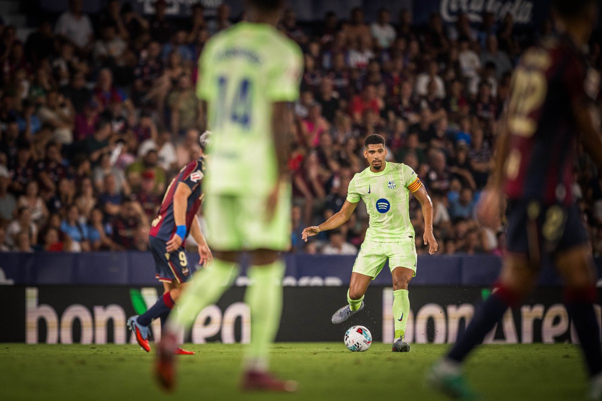 🔄 Doble cambio en el Barça.

↑🟢 Christensen 
↑🟢 Lewandowski
↓🔴 R. Araujo
↓🔴 Balde

#LevanteBarça