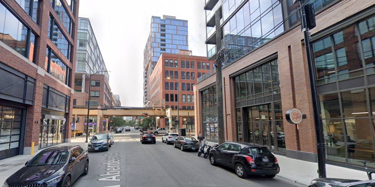 The difference one decade makes in Chicago's West Loop...

Redevelopment often feels slow, but in just 10 years, Chicago's West Loop has transformed from a largely abandoned warehouse district to one of the city's wealthiest &amp; most desirable neighborhoods🧵