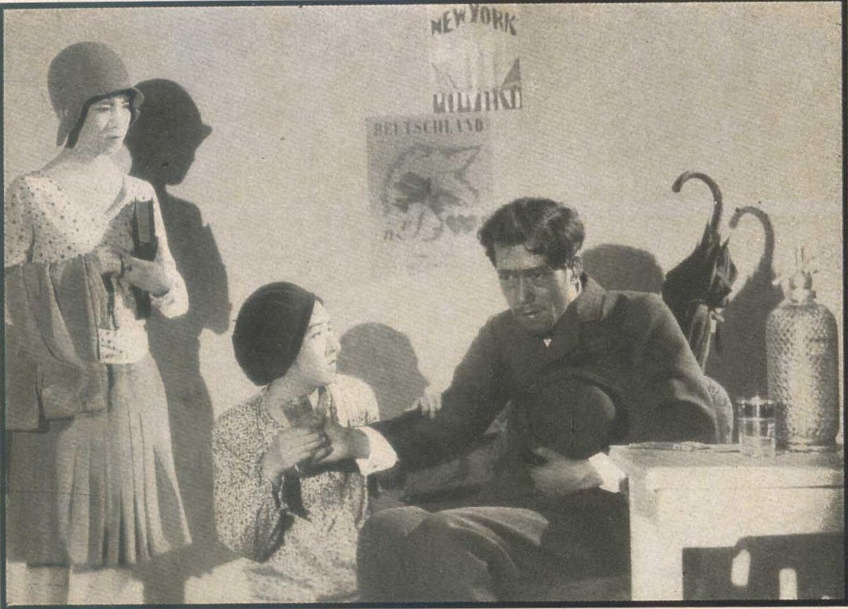 昭和5年（1930年）、松竹蒲田映画『女よ！君の名を汚す勿れ』のスチール。左が花岡菊子でモガの格好が似あいますね。
真ん中が及川道子で、この作品では彼女の熱演が評判となったそうです。