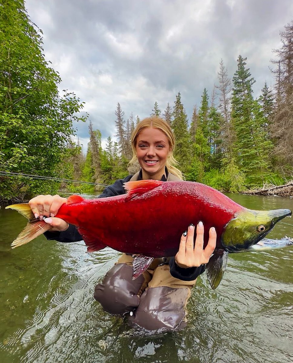 Fishing with FAITH (Faith Skyler)!! Stuck a plump Red Velvet monster cake.