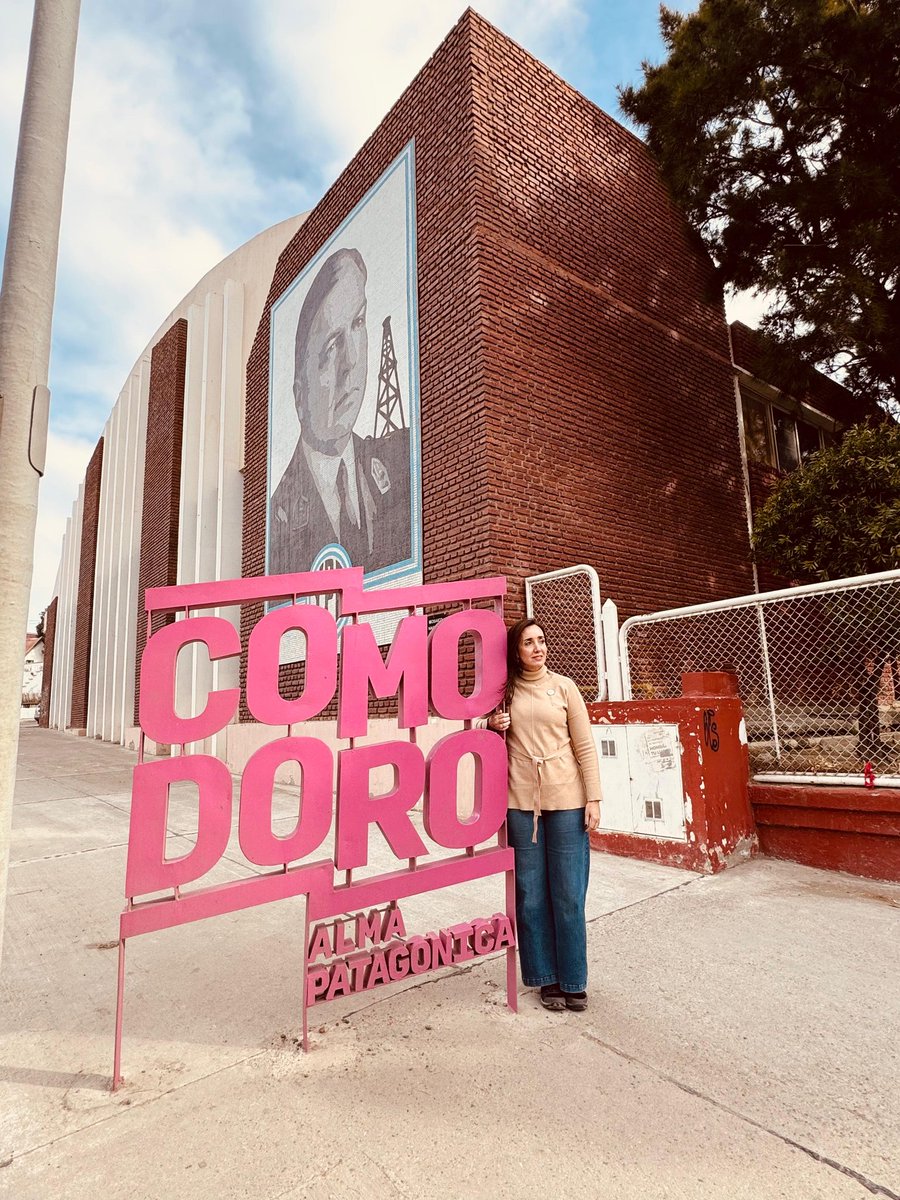 Villarruel Army (@armyvillarruel) on Twitter photo 📸 | <a href="/VickyVillarruel/">Victoria Villarruel</a> en Comodoro Rivadavia, frente al mural del Gral. Enrique Mosconi, fundador de YPF y símbolo de nuestra soberanía energética.
🇦🇷 📸 | <a href="/VickyVillarruel/">Victoria Villarruel</a> en Comodoro Rivadavia, frente al mural del Gral. Enrique Mosconi, fundador de YPF y símbolo de nuestra soberanía energética.
🇦🇷