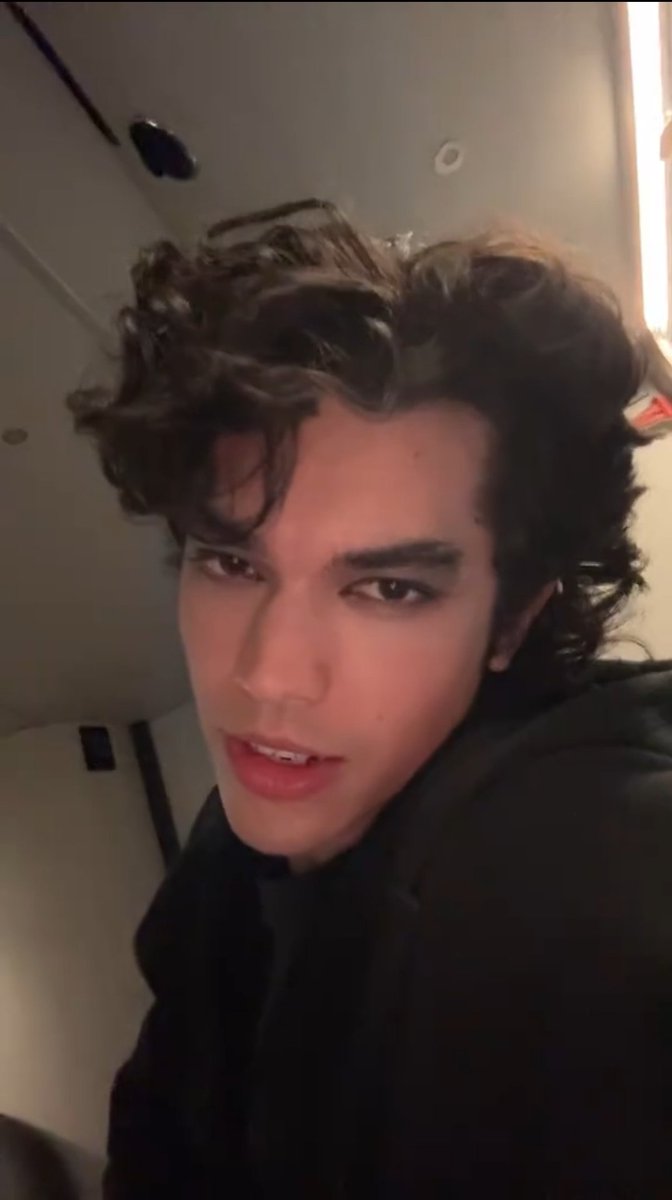 starforthemagic's tweet photo. Oh my god he's back https://t.co/cnbGlqpB9q