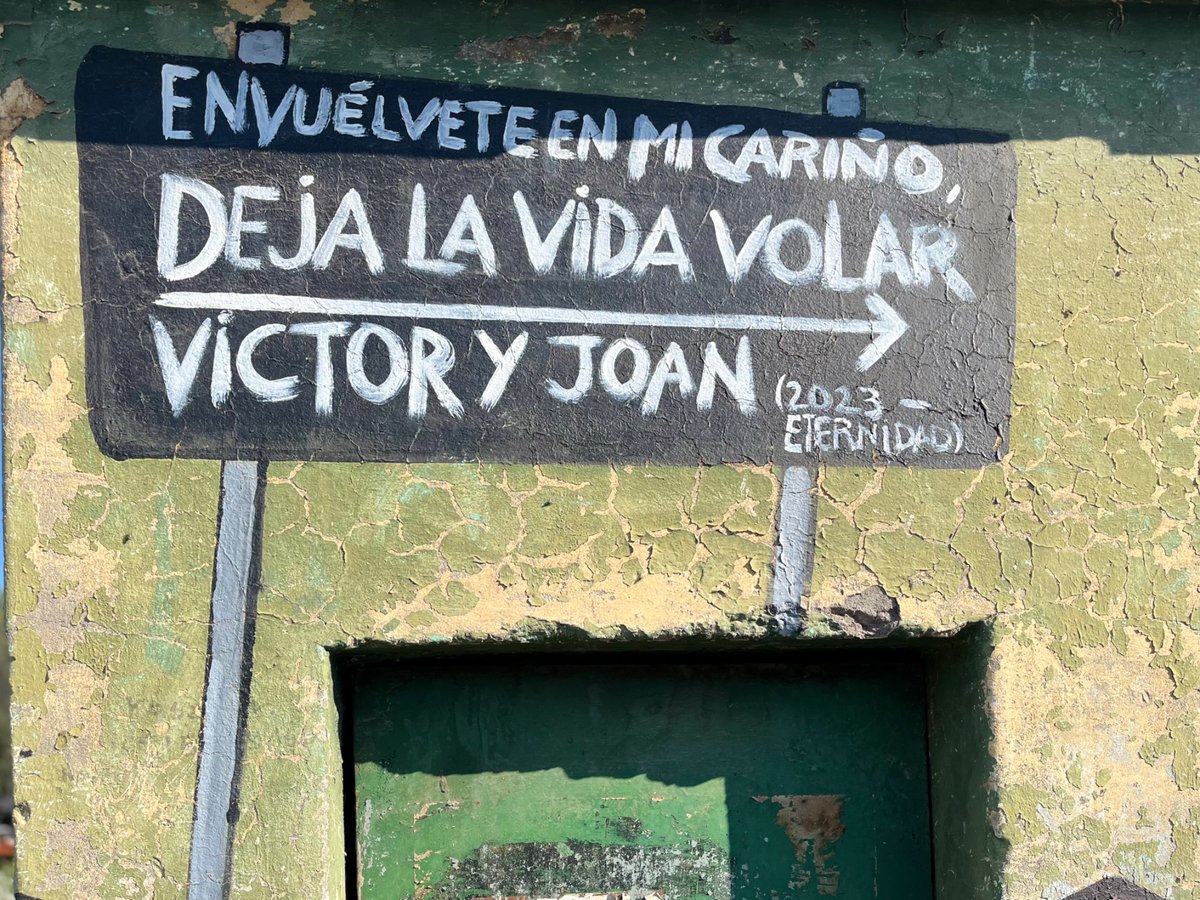 fui al cementerio y, después de casi dos años, el mural que pinté para víctor y joan sigue intacto 🔥

behance.net/gallery/233153…