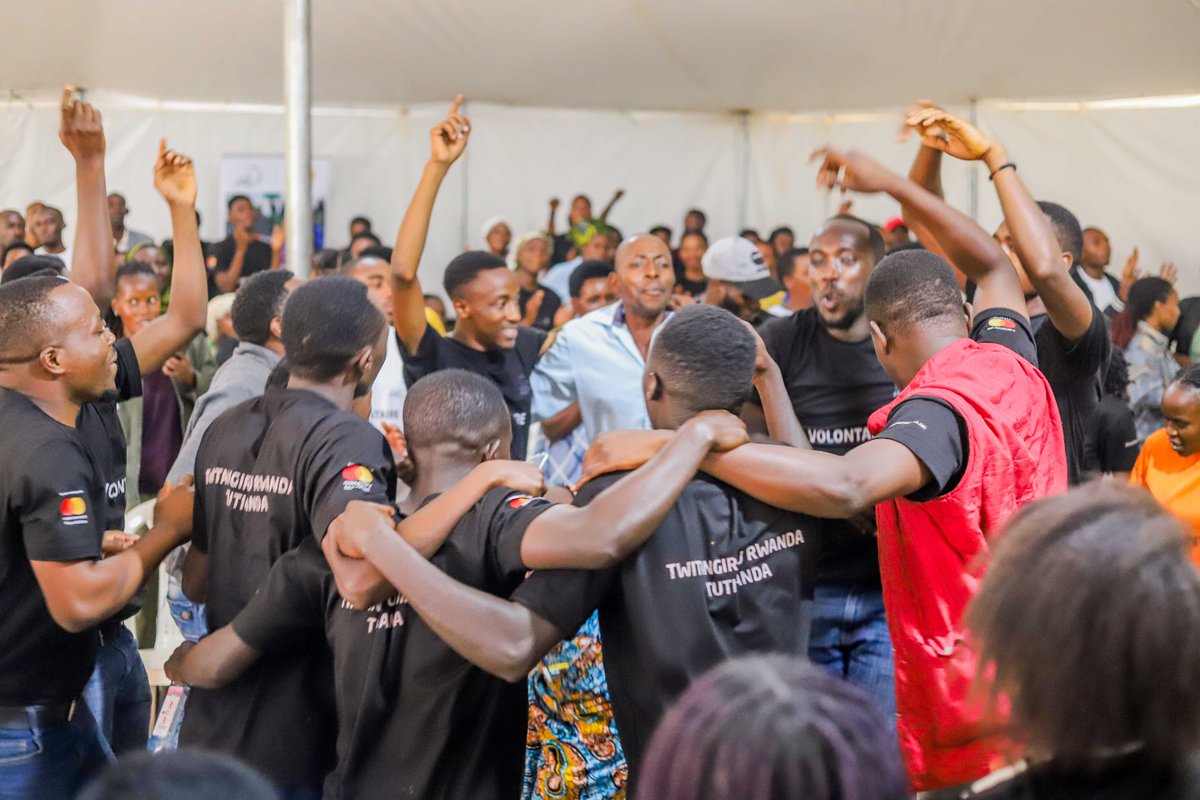 NutritionistEmm's tweet image. Last Wednesday was a meaningful moment with the families who hosted us during @CorpsAfricaRda Community-Based Training.
We shared skills, stories, and experiences, learning from their daily activities and gaining real insight of the communities we’ll be serving.@JustinNkunzima1