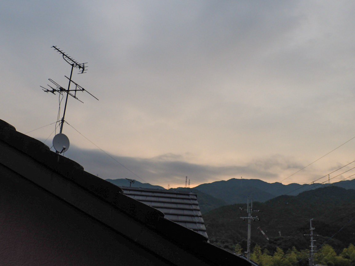 おはようございます

空はどんより曇り空

心は晴れやかに日曜日を楽しみましょう♪̊̈♪̆̈

今日も良き日になりますように🍀*゜

 #いまそら