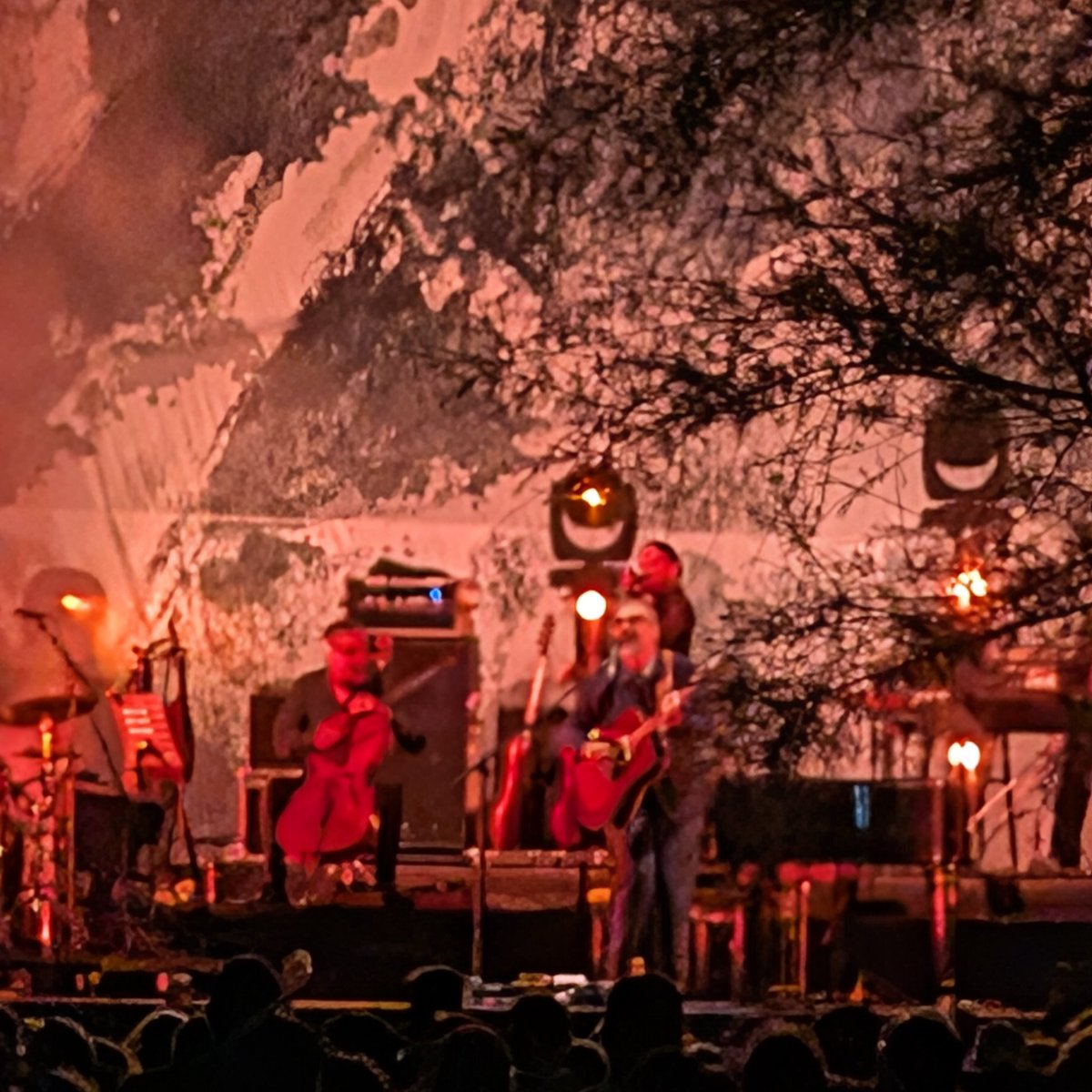 un anno fa oggi eravamo su questa spiaggia ad ascoltare romance per la prima volta, oggi sulla stessa spiaggia ci siamo ritrovate al concerto di brunori (siamo un po' lontane)