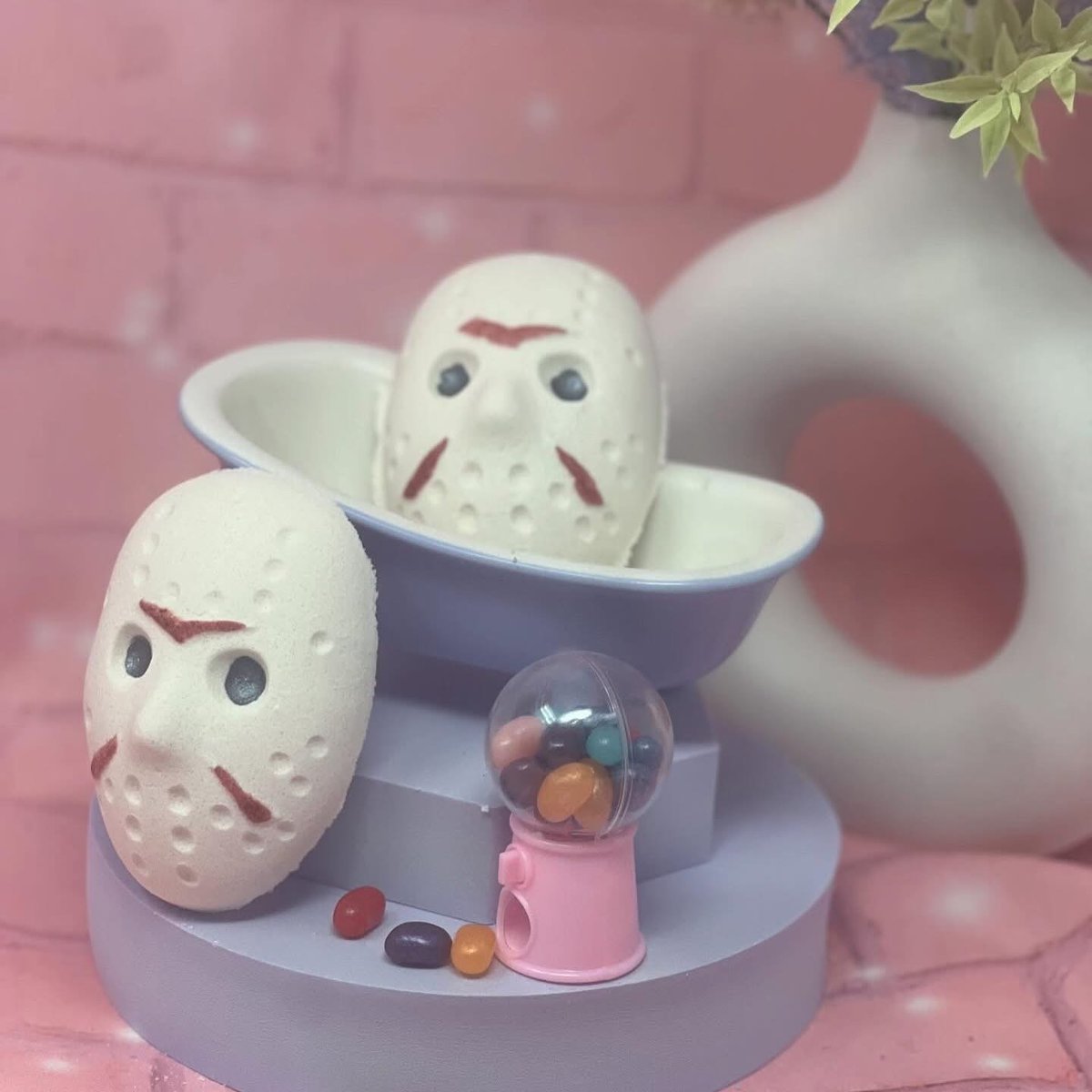 JumpyJellybean_'s tweet image. Head over to my page and get your membership box orders in for a chance to try my HALLOWEEN line before it hits my page!
Members will receive a package filled with bath bombs, bubble scoops and bar soaps that are EXCLUSIVE + gain access to shop individual products before…