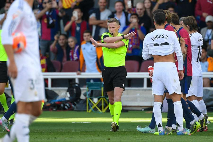 MartinMinan_'s tweet photo. SI ESTE PERSONAJE NOS ARBITRA "SIENDO CULE" SEGUN LOS RM, NO ME QUIERO IMAGINAR CÓMO NOS ARBITRARIA NO SIENDOLO. 

ESTÁ AL NIVEL DE GIL MANZANO Y SOTO GRADO. LA VICTORIA VALE ORO SOLO POR JODER A ESTE SIN VERGUENZA.

VAMOOOOOOOOOS https://t.co/8G1OAWsQ5J