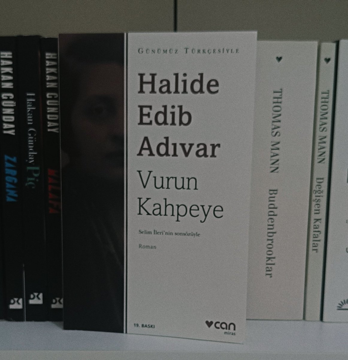 ' 
Dünya ne garip, ne garip bir şeydi. Bazen adam, yirmi üç yaşında birdenbire ne kadar ihtiyar, ne kadar bütün dünyayı kavrayan bir tecrübeye sahip oluyordu. 

#alıntı #kitaptavsiyesi #okuyorum