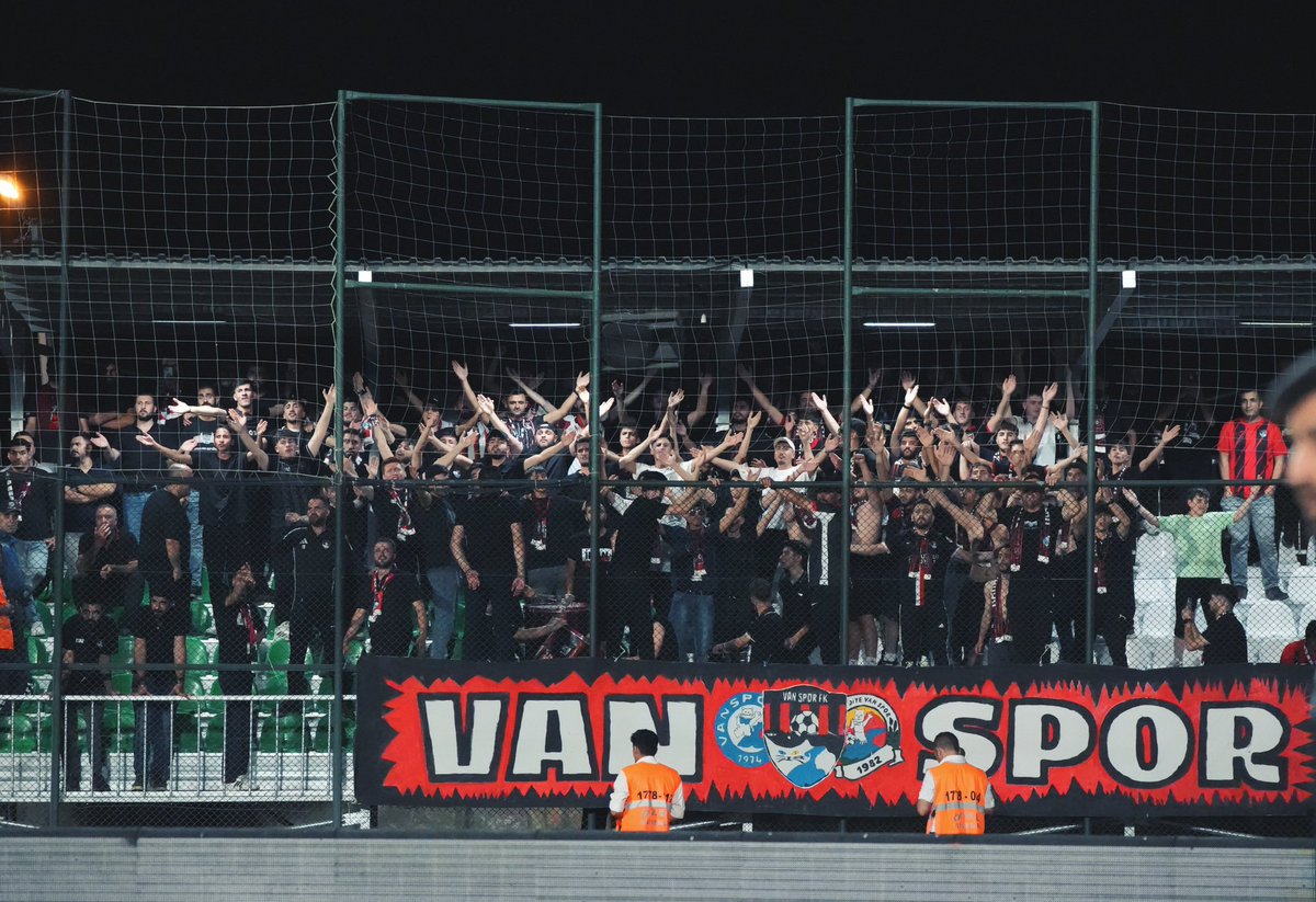 Bugün Iğdır FK ile oynadığımız maç sırasında, taraftar gruplarımızdan birinin kardeşinin Van’da yaşanan üzücü bir olay sonucu vefat ettiği haberini derin bir üzüntüyle öğrenmiş bulunmaktayız. Bu acı haberin ardından tüm taraftar gruplarımız, karşılaşmanın hemen başında Van’a