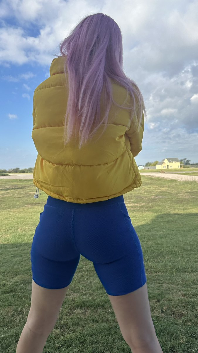 bustyrida's tweet photo. @AshleyPerkins89 Throwin this ass back for the bills. #GoBills #BillsMafia https://t.co/WfSEDUzTZx