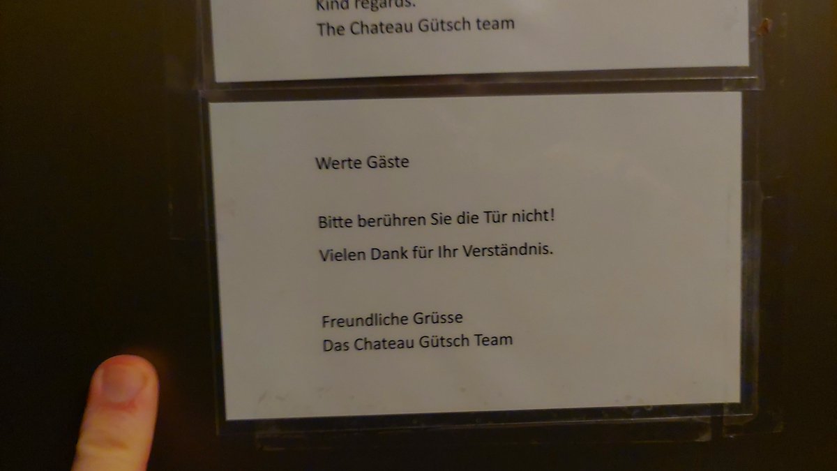 Vorsicht bei der Gütschbahn - die ist extrem empfindlich.
Bitte berühren Sie die Tür nicht ! 🤣 🤣 🤣  

#empfindlichetür #bitteberühremichnicht