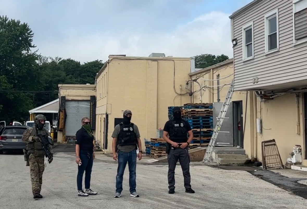 🚨 ICE is targeting immigrant families. Project Libertad is on the ground providing rapid support to kids and parents in crisis.

💛 Help us respond immediately: givebutter.com/StandWithImmig…

#ImmigrantJustice #ProjectLibertad #RapidResponse

📷: 7/16/25, West Norriton.