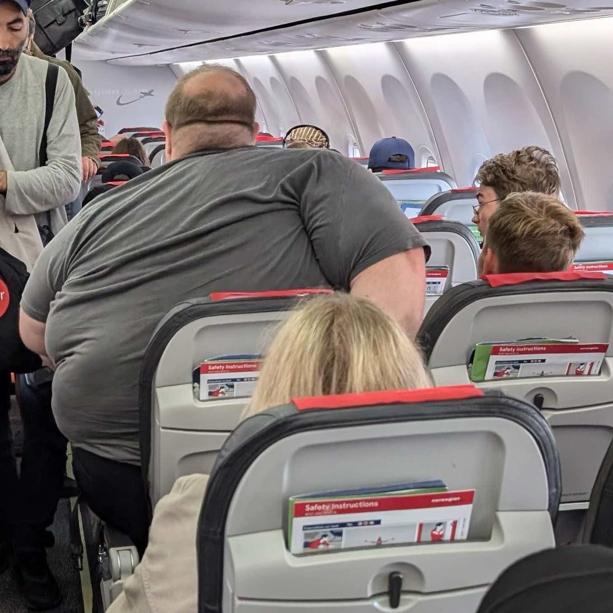 🇺🇸 | ATENCIÓN — Southwest Airlines implementará una política que obligará a los pasajeros que invadan el asiento vecino a comprar un boleto adicional a partir del 27 de enero de 2026.

uhn.plus/rpmqvO