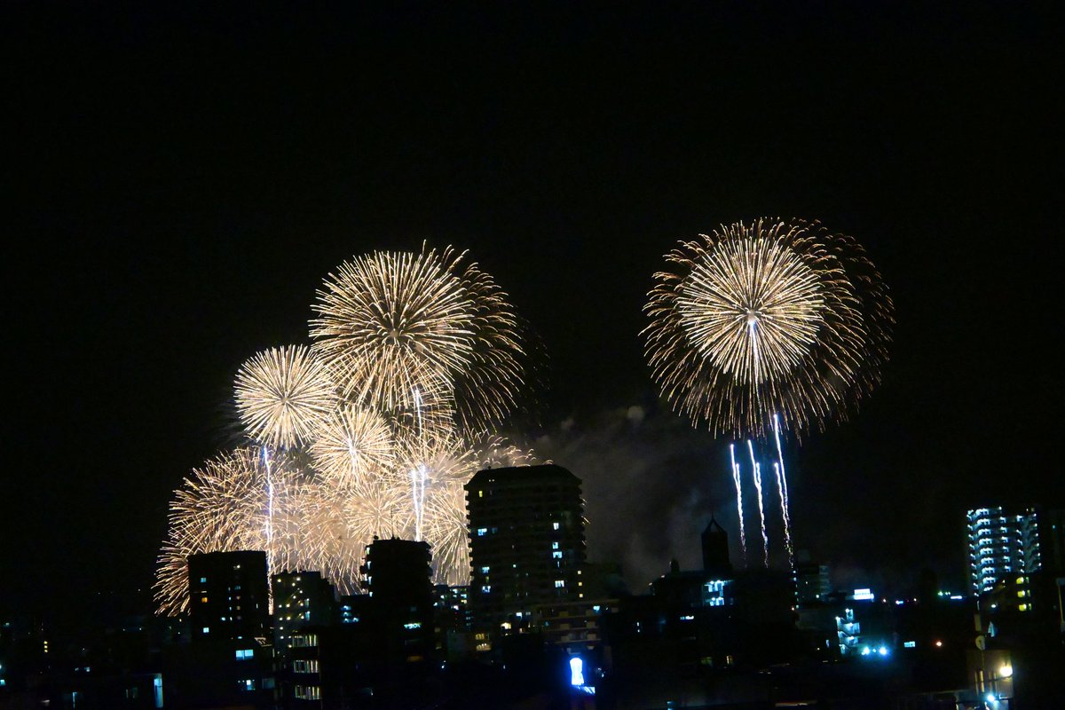 部屋から見えた花火🎇

#カメラ好きな人と繋がりたい
#写真好きな人と繋がりたい
#キリトリセカイ