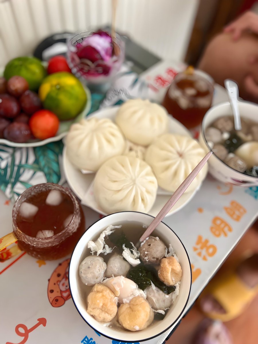 今日の朝ごはんは心も体も満たされる優しい一品たち🌸
ふわふわ肉まんに、ほかほかのスープ、そしてカラフルなフルーツたち🍊🍇
アイスティーを添えて、ゆったりした一日をスタート☀️
こういう時間、大切にしたいね🫶
#朝ごはん #幸せな朝 #台湾グルメ