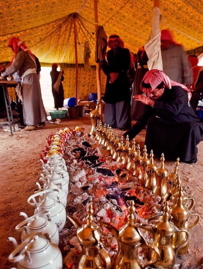 « في مجلسه ما ياقف الضيف لـ الضيف 
  خلاّ عهدهم —— في بعضهم قريّب »

أبوي❣️.