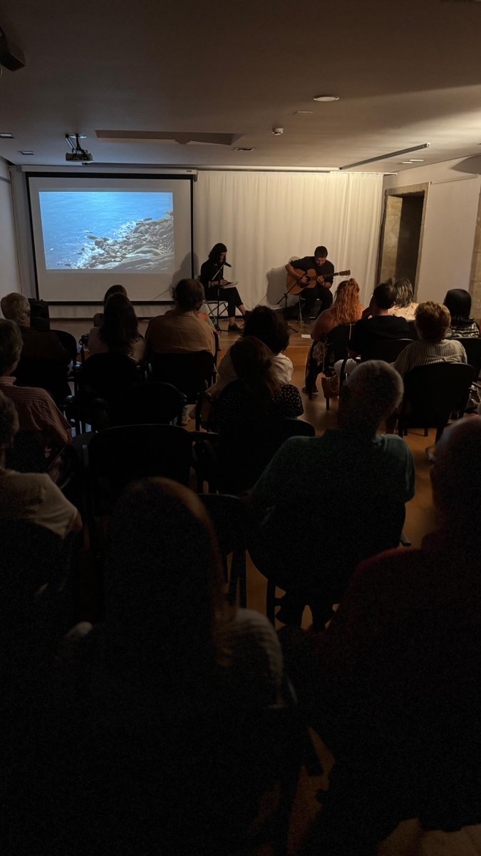 💚 Para rematar unha xornada inesquecible, a poesía de Federico García Lorca cobrou vida a través da música, a palabra e a arte visual con Rafa Fernández, Támara Andrés e Adriana Páramo.

Grazas a todxs por esta fusión única entre a tradición lírica e a innovación artística. 🫰