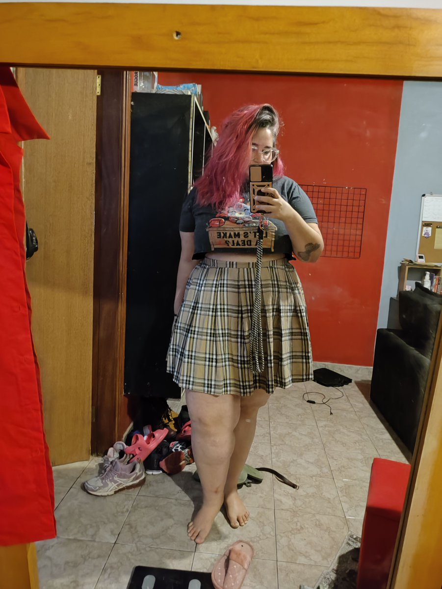 Toda bagunceira é uma grande gostosa, e eu posso provar!

(Detalhe pro meu pé de pãozinho)