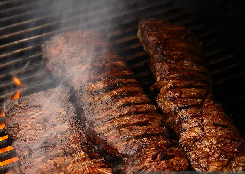 CuervoRetro2005's tweet photo. @Dupper64 Pero si te sobrecargas te quemarás de adentro hacia afuera.

(Asado a la dupper HMM riko) https://t.co/HaPChVr797
