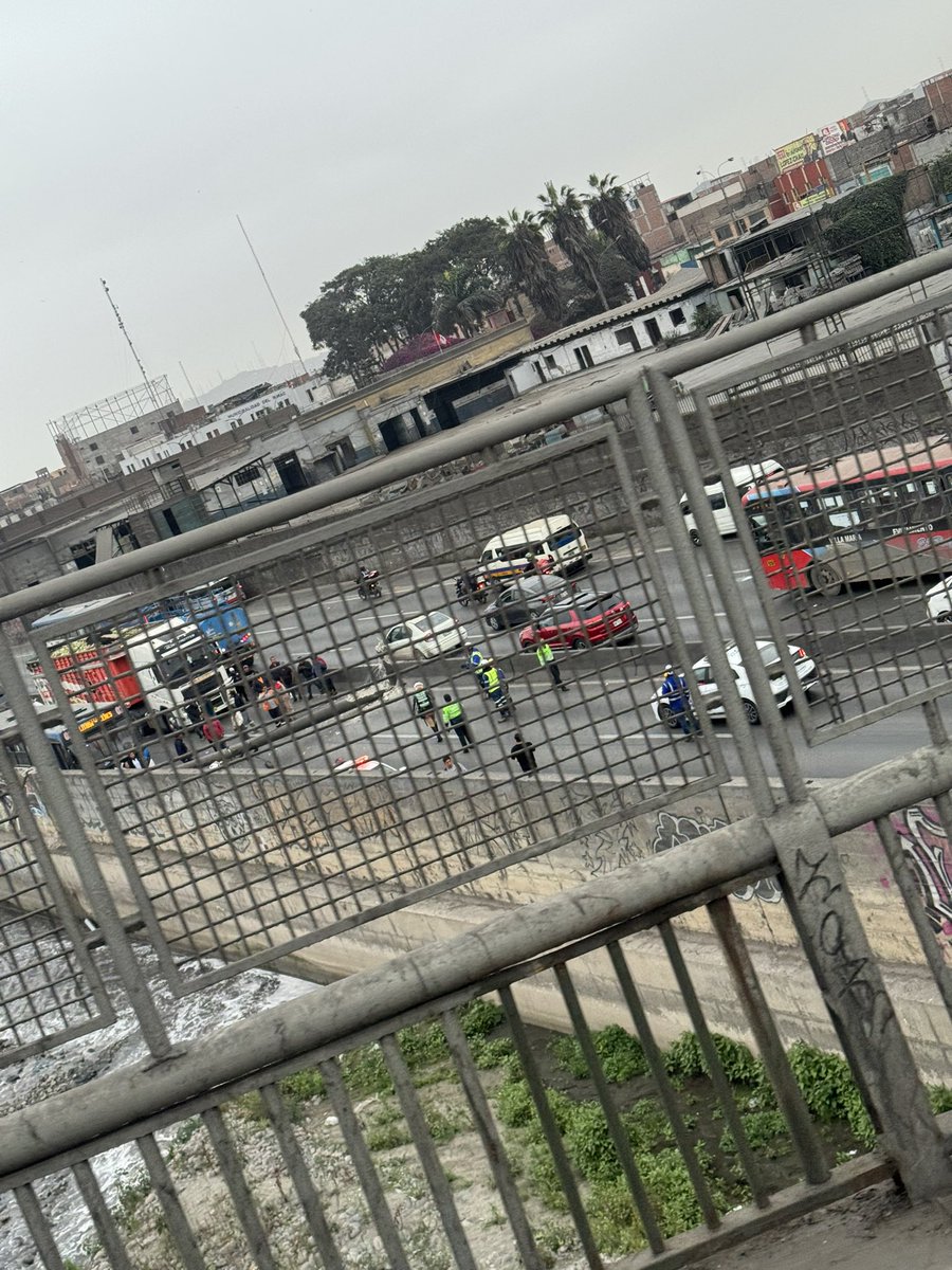 Fdiazal_'s tweet photo. Poste caído bloqueando la ruta de norte a sur de la vía evitamiento antes de cruzar el Puente Abancay. @aderly https://t.co/QfloWMOpUI