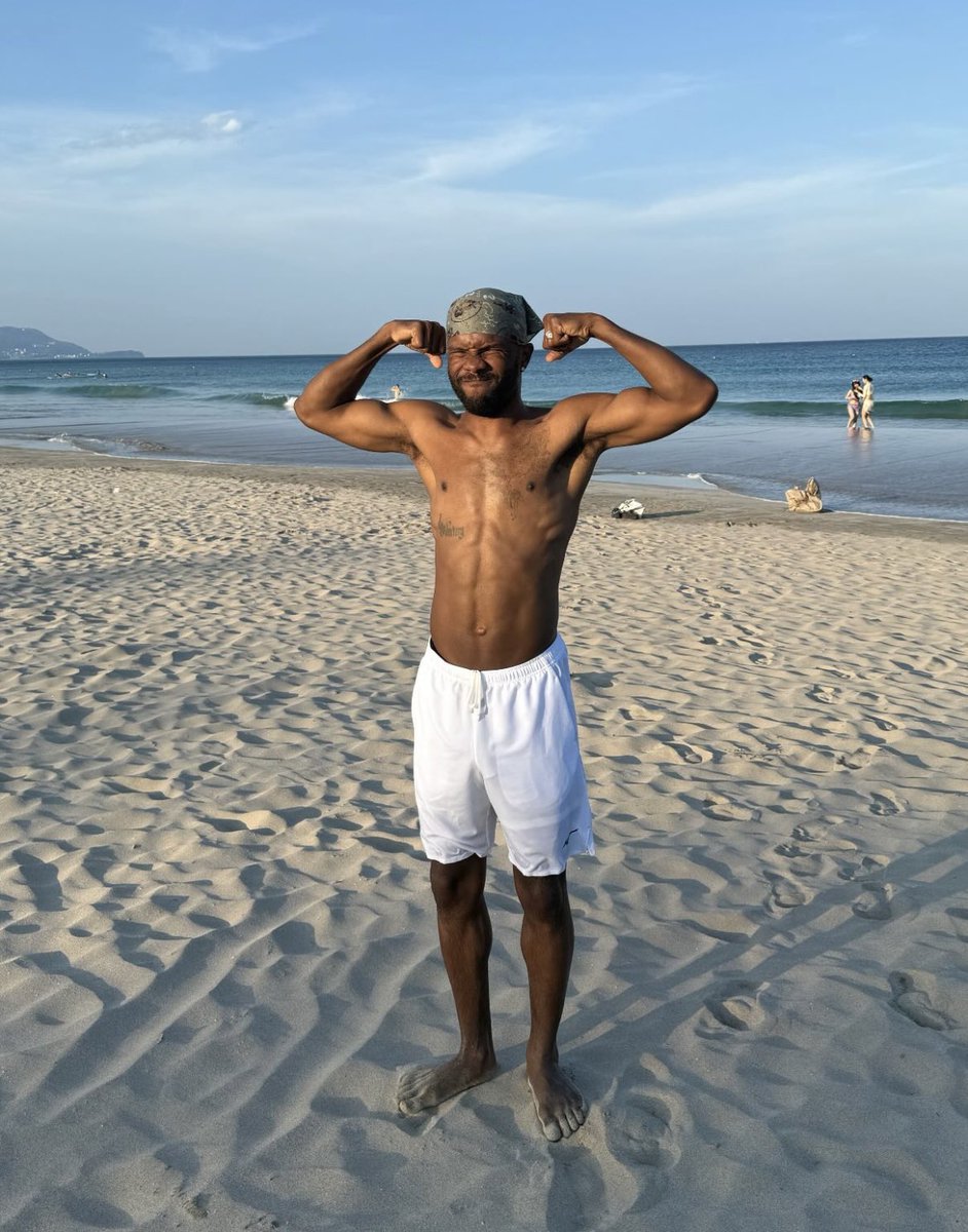 PopCrave's tweet photo. Frank Ocean stuns in new photo. https://t.co/HljdKvmQEe