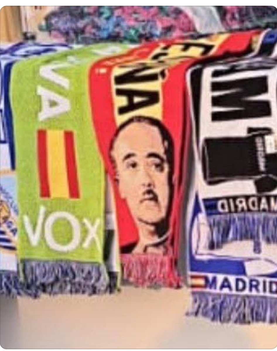 Esta mierda esta en la Feria de Málaga,.. Ciudad masacrada durante la desbandá... Miles y miles de malagueños fueron masacrados cobardemente por el hdlgp de la foto... La gente esta majara perdía o son tan hdlgp como ese asesino..