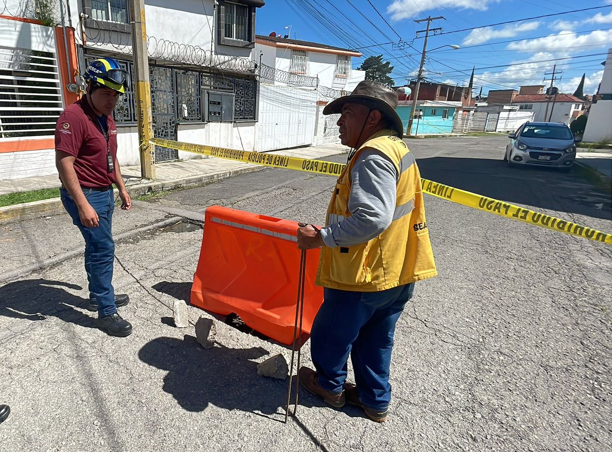 Luis Gabriel Velázquez (@soyluisgabriel1) on Twitter photo ⚠️🕳️ Supervisa <a href="/InfraGobPue/">Secretaría de Infraestructura</a> un socavón que se abrió en la calle José María Solís, #Puebla, de 1.60 metros de profundidad y 3 metros de diámetro, el cual presuntamente fue ocasionado por daños en la red de drenaje.
La zona quedó acordonada y bajo la atención de <a href="/AguadePuebla/">Agua de Puebla</a>. ⚠️🕳️ Supervisa <a href="/InfraGobPue/">Secretaría de Infraestructura</a> un socavón que se abrió en la calle José María Solís, #Puebla, de 1.60 metros de profundidad y 3 metros de diámetro, el cual presuntamente fue ocasionado por daños en la red de drenaje.
La zona quedó acordonada y bajo la atención de <a href="/AguadePuebla/">Agua de Puebla</a>.