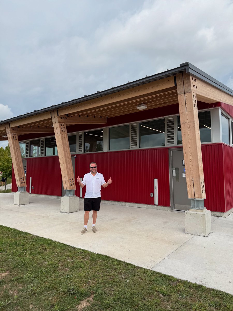 jbrass8's tweet photo. Jane and I were guests at a softball tournament at Trafalgar Sports Park this afternoon.  We heard so many great comments about the new washrooms. As one person said, “what a relief”. Thank you @_HaltonHills https://t.co/rkqmFXqngI