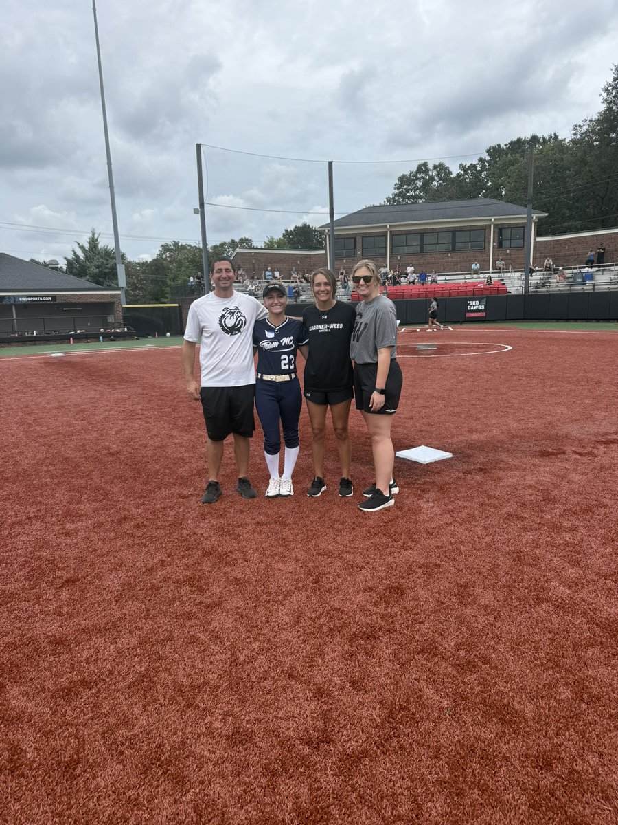 Ava Pariano tweet media