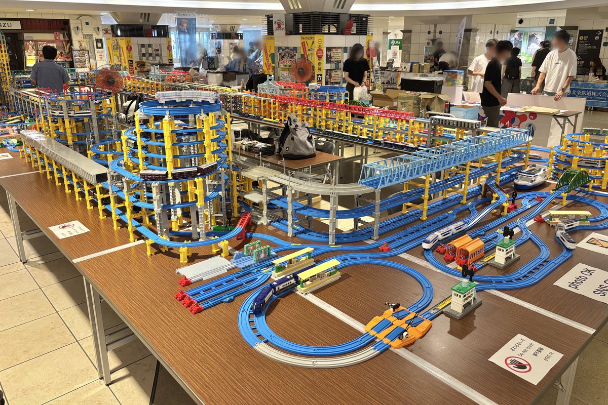 shigemon1227's tweet image. いずみさの鉄道フェスタ2日目です！
本日の閉場は16:00です。
改札前に広がるトレインマーケット、鉄道事業者ブース、松岡さんの巨大プラレールも！

#いずみさの鉄道フェスタ
#いずみさの鉄道フェスタinりんくうタウン