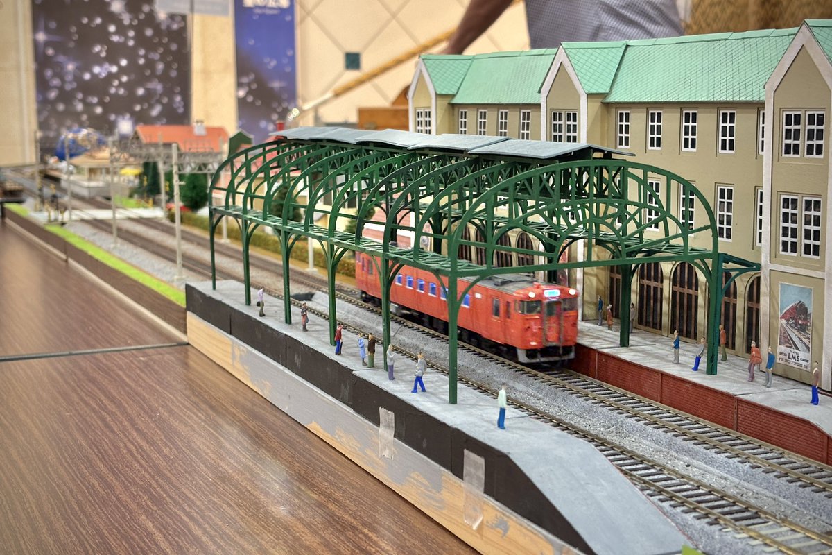 shigemon1227's tweet image. いずみさの鉄道フェスタ2日目です！
本日の閉場は16:00です。
改札前に広がるトレインマーケット、鉄道事業者ブース、松岡さんの巨大プラレールも！

#いずみさの鉄道フェスタ
#いずみさの鉄道フェスタinりんくうタウン