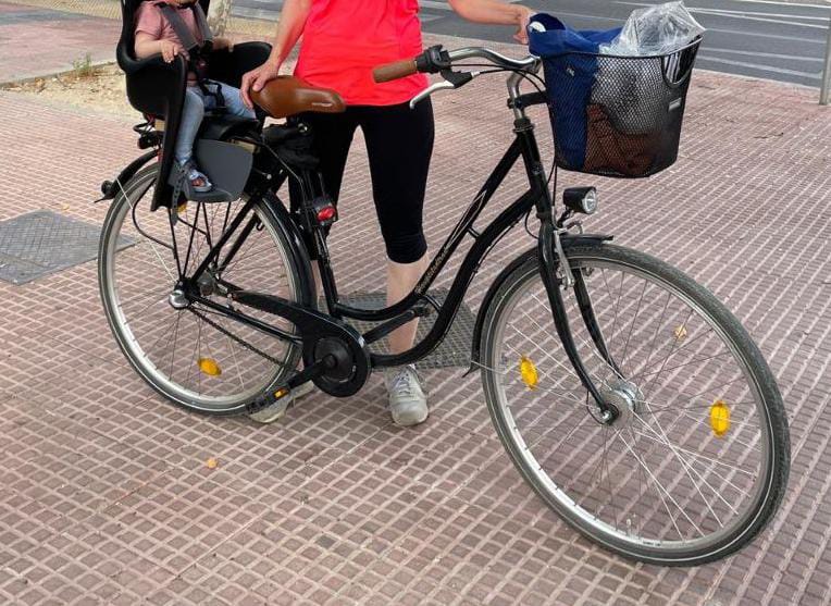 Pedalada A Pedalada (@pedaladaa) on Twitter photo Bici robada en el barrio de El Ensanche, tipo holandesa, color negro y cambio Nexus. Como distintivo cuenta con una pegatina en la que se lee "Hauptstadtrad" y un símbolo con el oso de Berlín. Se agradecería cualquier información a través de ➡️alcalaenbicicleta@gmail.com Bici robada en el barrio de El Ensanche, tipo holandesa, color negro y cambio Nexus. Como distintivo cuenta con una pegatina en la que se lee "Hauptstadtrad" y un símbolo con el oso de Berlín. Se agradecería cualquier información a través de ➡️alcalaenbicicleta@gmail.com