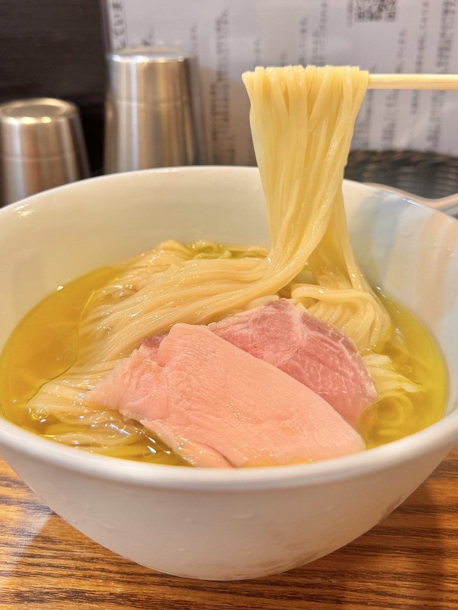 2025-220
麺や福はら

限定
『地鶏と本枯の冷やしらーめん』

今宵は嬉しい福はら店主オペ🙏
大和肉鶏の贅沢な清湯ベースに
風味が豊かな本枯のを重ねた
旨味溢れる黄金スープは最高🥰
トロミがかったスープが
シルクの様に滑らかな喉越しで
極上の麺と絶妙に絡みに絡んで
めちゃくちゃ美味しかった😍
