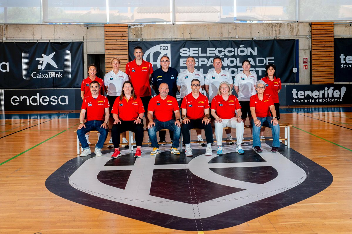 Muchas personas e instituciones detrás de todo esto. Enhorabuena a tod@s por otro verano histórico de las selecciones femen. 
Gracias ENTRENADOR@S por demostrar que el trabajo en equipo y la disciplina tiene su recompensa. 
Mención especial a Ana Junyer, arquitecta de todo esto.