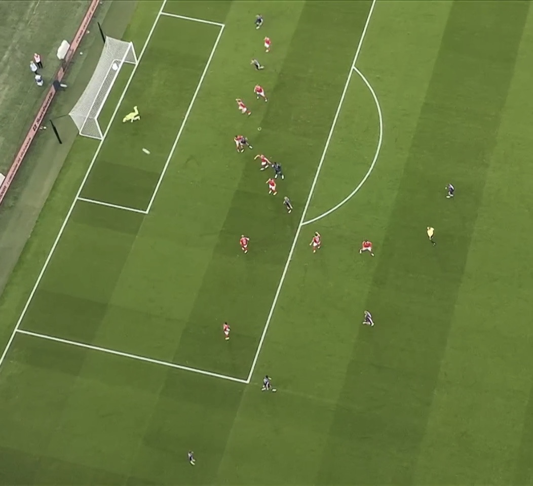 Það þarf að gefa RÚV2 klapp fyrir að henda samstundis í endursýningu frá þessu sjónarhorni #fotboltinet