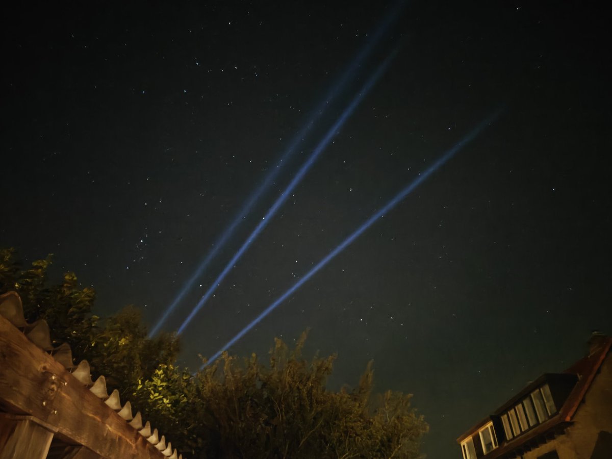 Wat moeten we hier nu van denken 🤔
Lichtstralen boven #Ede die ongelijk zijn 😳