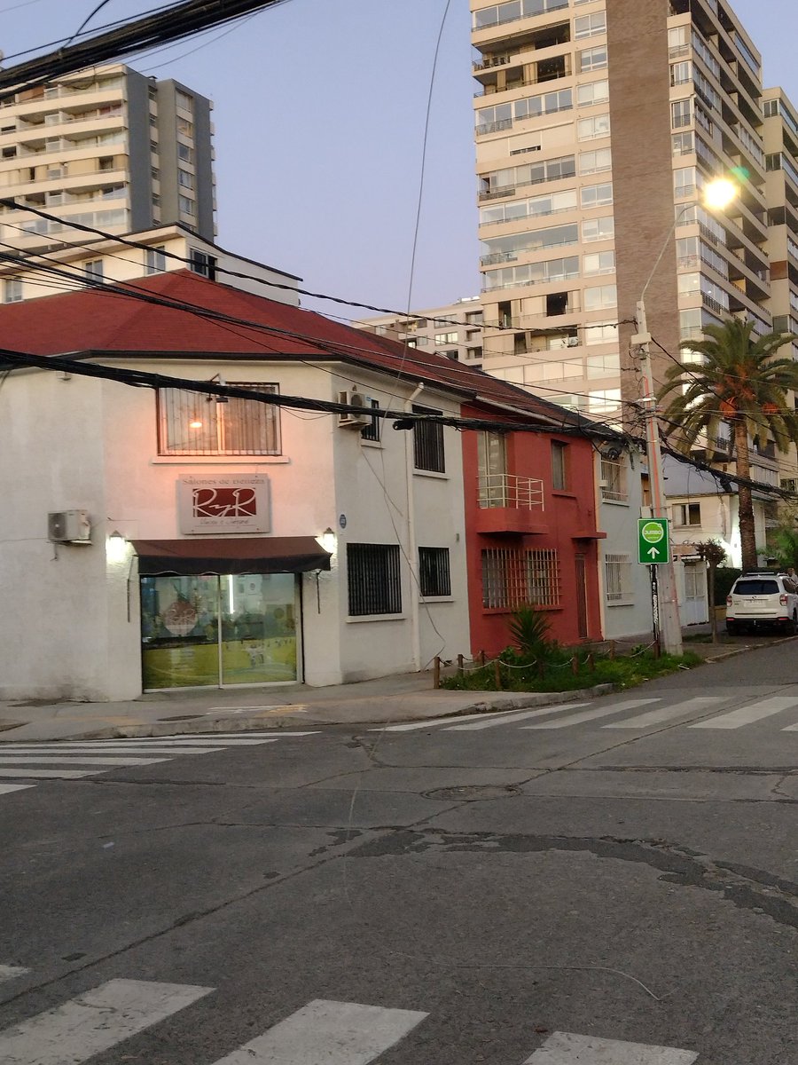 pedaleopiola's tweet photo. @SanMiguel_CL Hay un cable colgando en la calle (Arcángel con Rey Alberto). 
Se ve muy poco, en cualquier momento puede ocurrir un accidente. El ciclista de la foto tuvo que esquivarlo. https://t.co/BzYS4qQggy