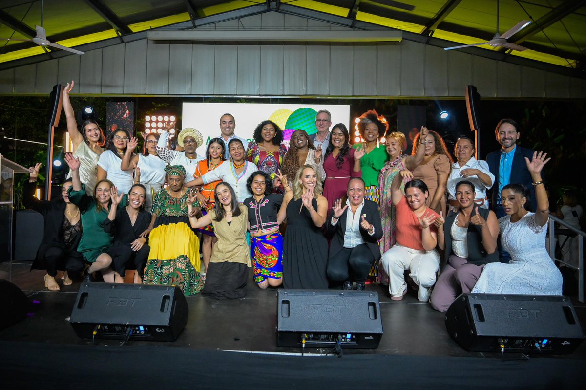 ¡Una noche para la historia! 💜

Así vivimos la ceremonia del Galardón Honorífico Antioqueña de Oro 2025, un homenaje a mujeres que, con liderazgo, compromiso y pasión, transforman sus comunidades.