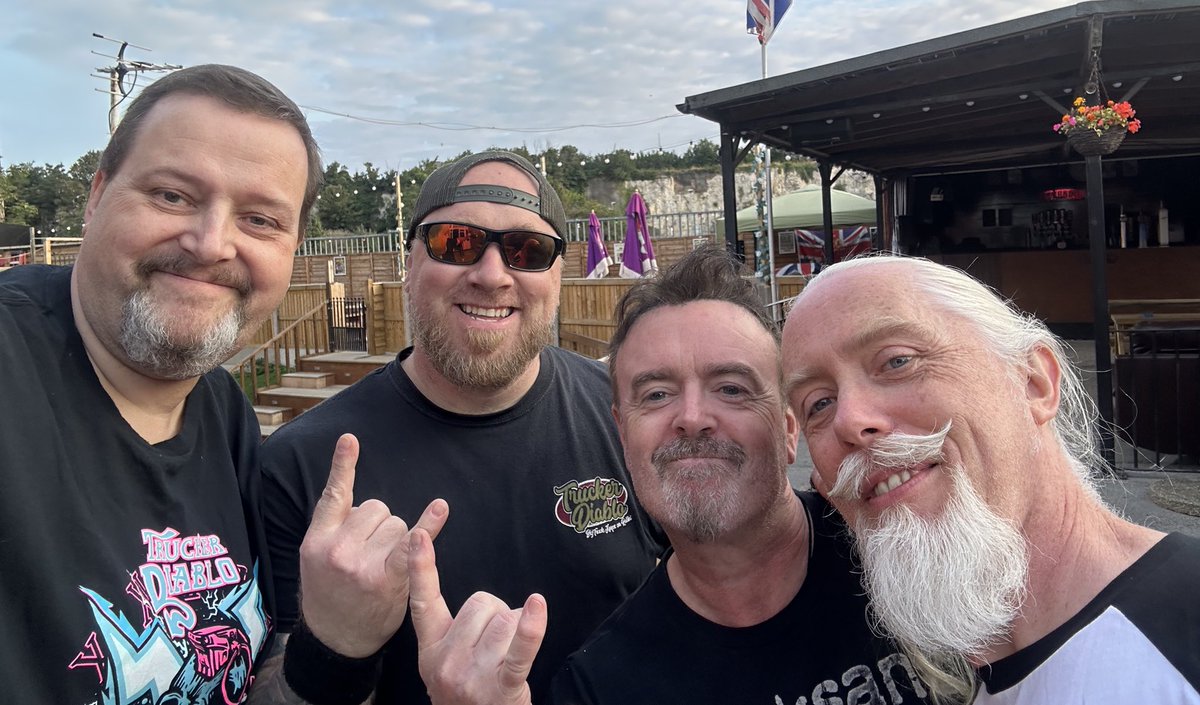 Been going to #LeosRedLion in Gravesend for years,but tonight with <a href="/truckerdiablo/">truckerdiablo</a> was the best night,I think I’ve ever spent there🤘🏻The guys were on absolute fire🔥🤘🏻🔥