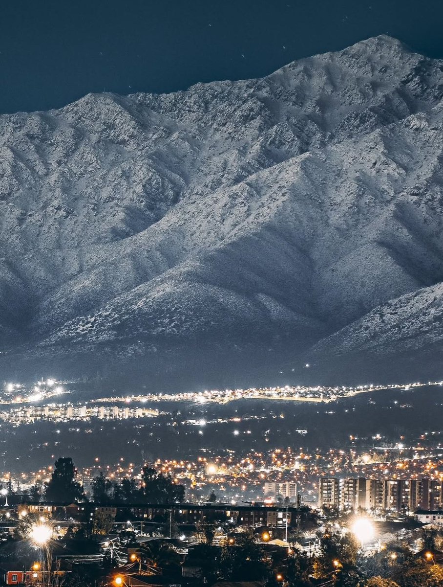 Stgo de noche..con la Cordillera Nevada... <a href="/biobio/">BioBioChile</a> <a href="/latercera/">La Tercera</a> 
<a href="/TVN/">TVN</a> <a href="/T13/">T13</a> <a href="/adnradiochile/">Radio ADN</a> <a href="/Mega/">Mega</a>