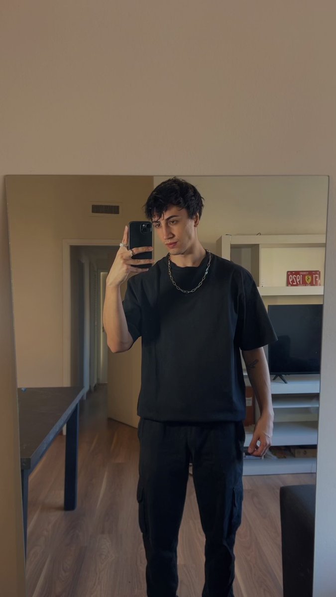 devvefps's tweet image. todo de negro