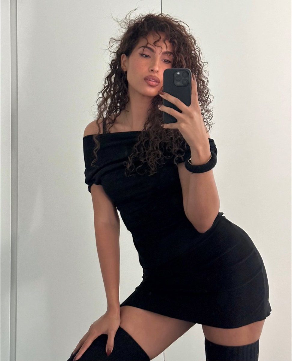 rnbradar's tweet image. Snoh Aalegra wows in new mirror selfie