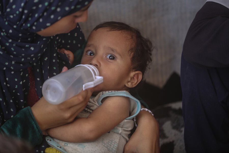 في غزة بات الماء إن توفر هو الشيء الوحيد الذي تطعم به الأمهات أطفالهن عوضا عن الحليب..