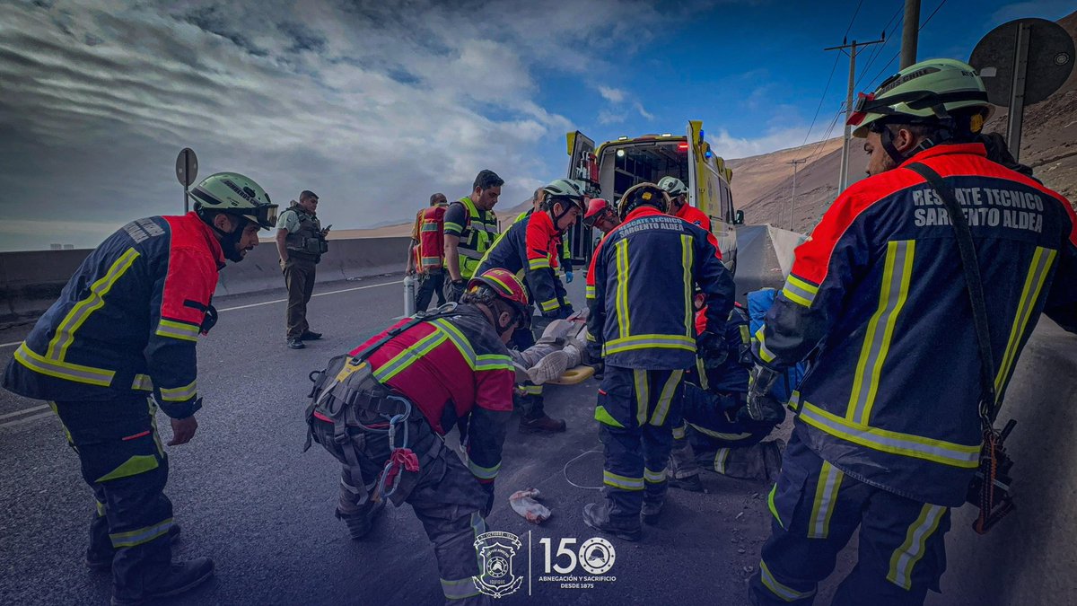 Está tarde Bomberos de Iquique y Alto Hospicio trabajaron en complejo rescate de persona en sector “la mula”. En el lugar trabajamos con personal de SAMU y Carabineros. La persona fue trasladada al hospital regional de #Iquique #BomberosIquique 
¡Profesionales de la Emergencia!