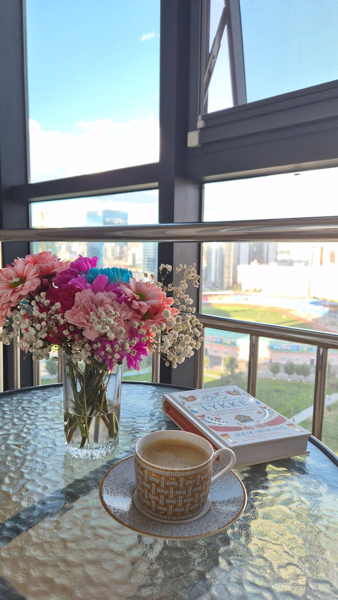 Би өөрийгөө үргэлж аз жаргалтайгаар мэдэрдэг..
Яагаад гэж үү?
Учир нь би ...хэнээс ч, юу ч хүлээдэггүй 🤗