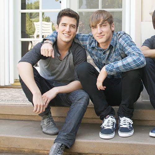 özge loves her idols // #TheLifeOfAShowgirl tweet media