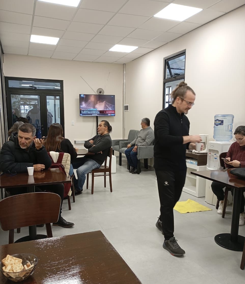 ADUNLaM's tweet photo. BUENAS NOTICIAS 

La nueva sala de profesores de nuestra Asociación de Docentes ya se encuentra en funcionamiento. 

📍 Está ubicada junto a las oficinas de ADUNLaM.

☕️ Es de uso exclusivo para afiliados y afiliadas.

⏰ Horarios
Lunes a viernes de 9:30 a 21
Sábados de 9:30 a 13 https://t.co/GeRVPuUwMI